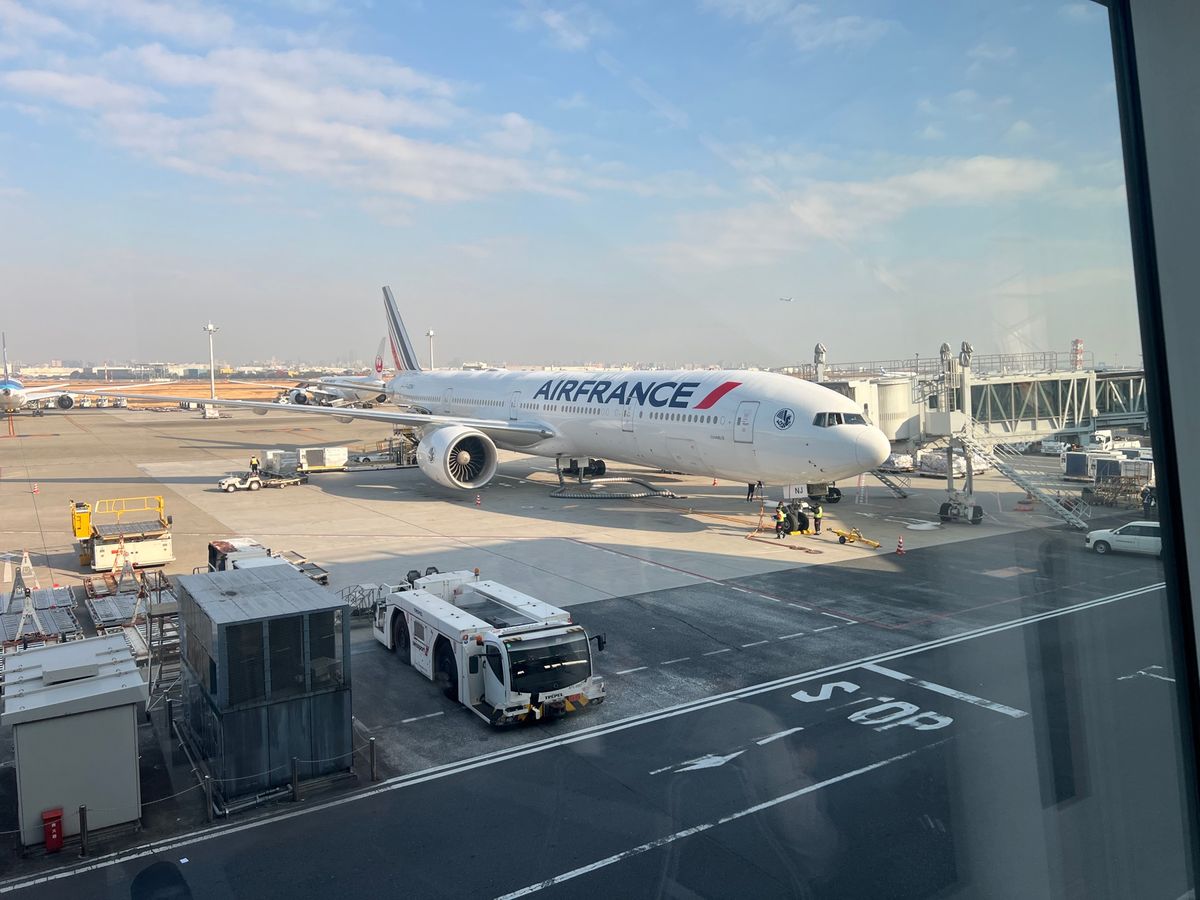 エールフランス B777-300ER
羽田9時発は早いですが 機材は夜便よ...