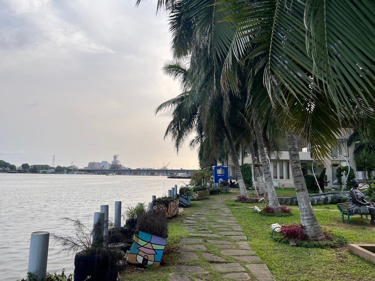 夕方にラグーンのほとりで