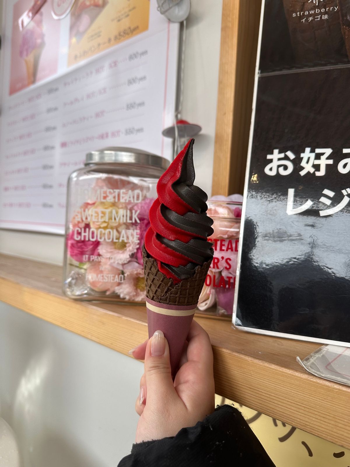 黒壁スクエアで食べ歩き🤤
線香屋さんとかオルゴール館、ガラス館見るとこも沢...