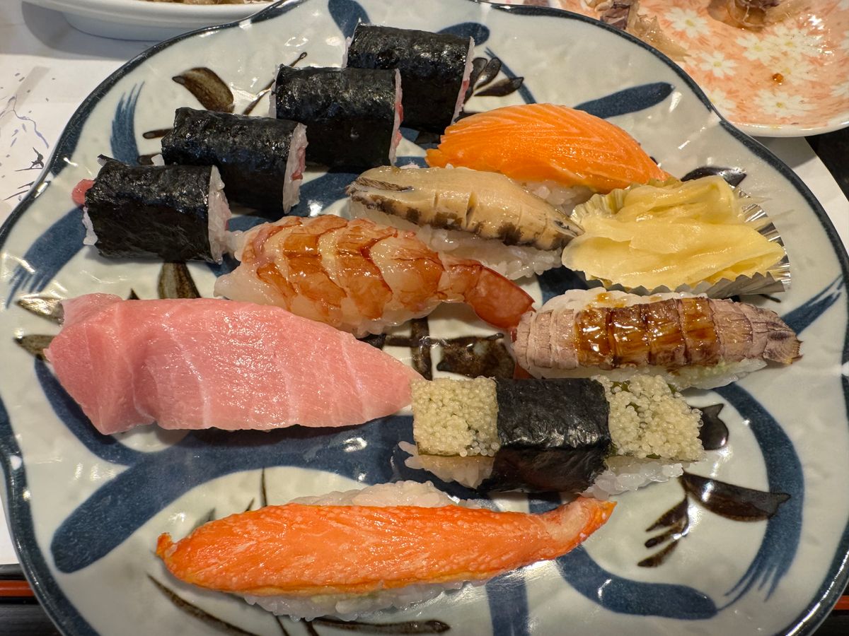 青森市
あけぼの寿司

この日は、寿司を食べるだけの予定。
クリガニという...