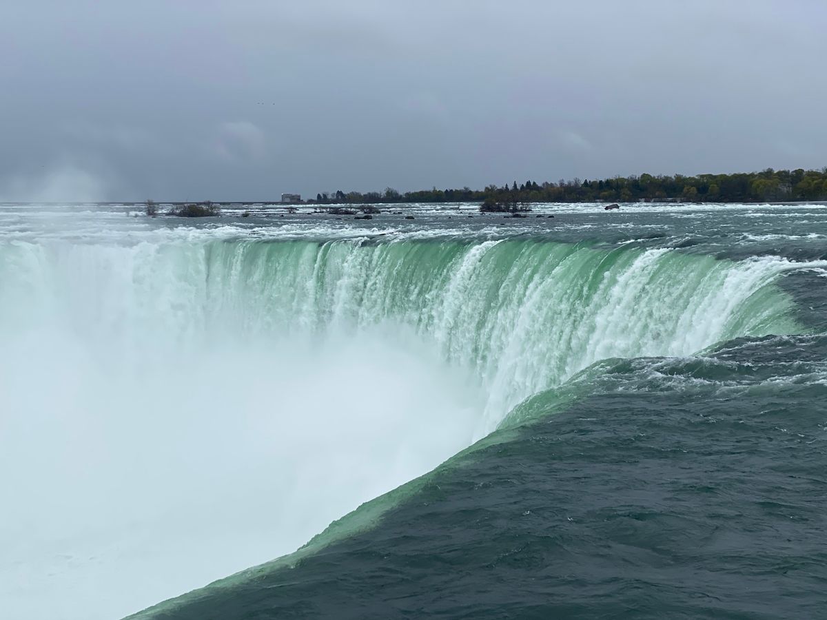 ナイアガラ！ziplineも船も乗った！
霧がかかる街はストレンジャーシン...