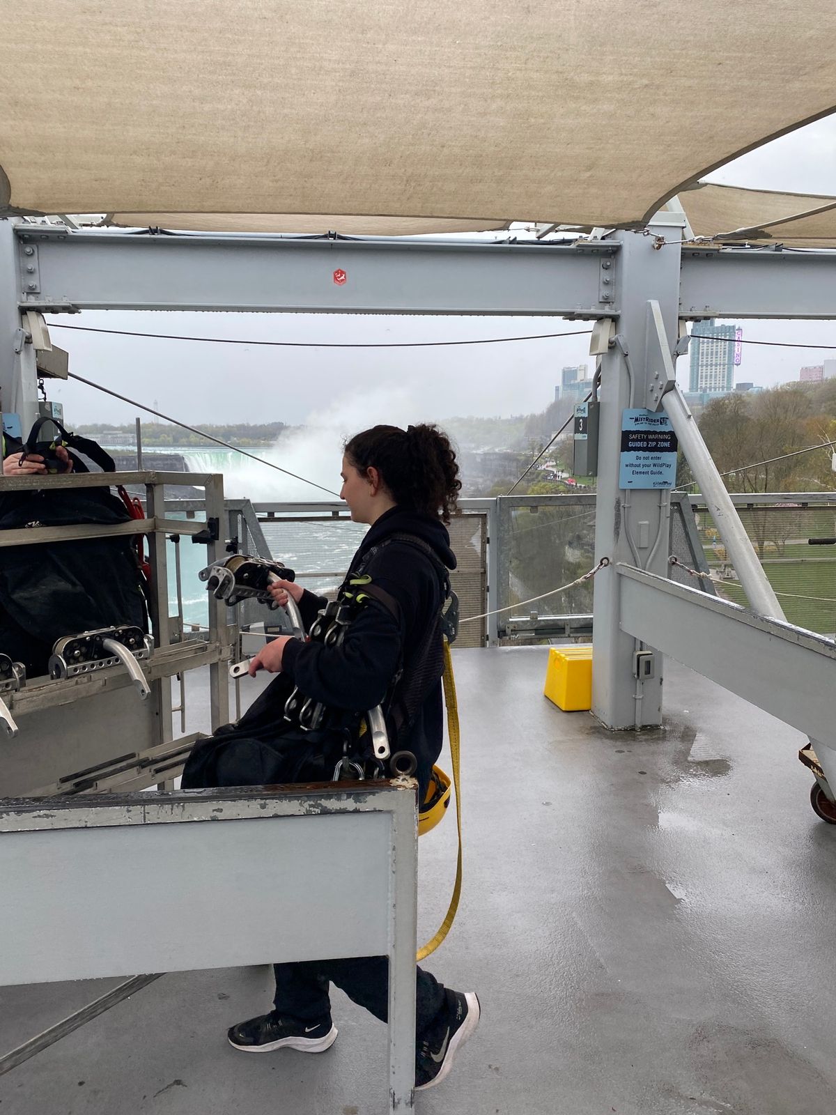 ナイアガラ！ziplineも船も乗った！
霧がかかる街はストレンジャーシン...