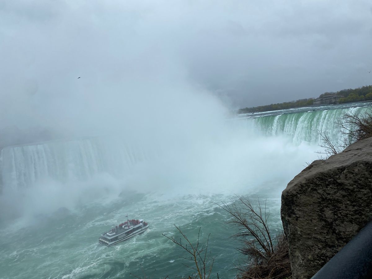 ナイアガラ！ziplineも船も乗った！
霧がかかる街はストレンジャーシン...