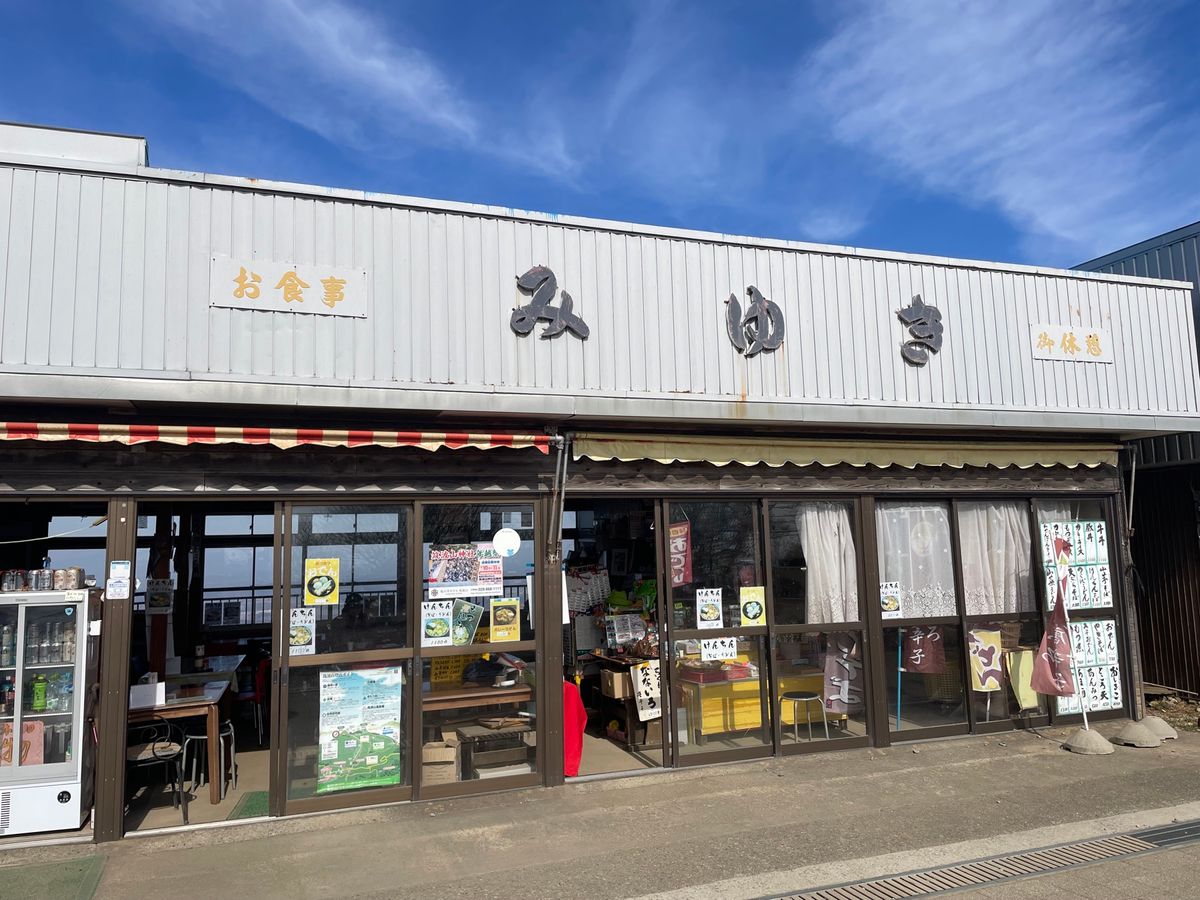 お昼は頂上の休憩所でけんちんそば。お店から見える眺めも素晴らしい。