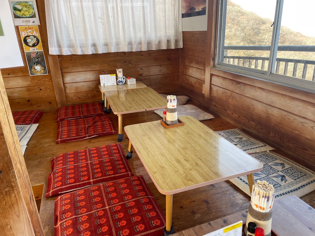 お昼は頂上の休憩所でけんちんそば。お店から見える眺めも素晴らしい。