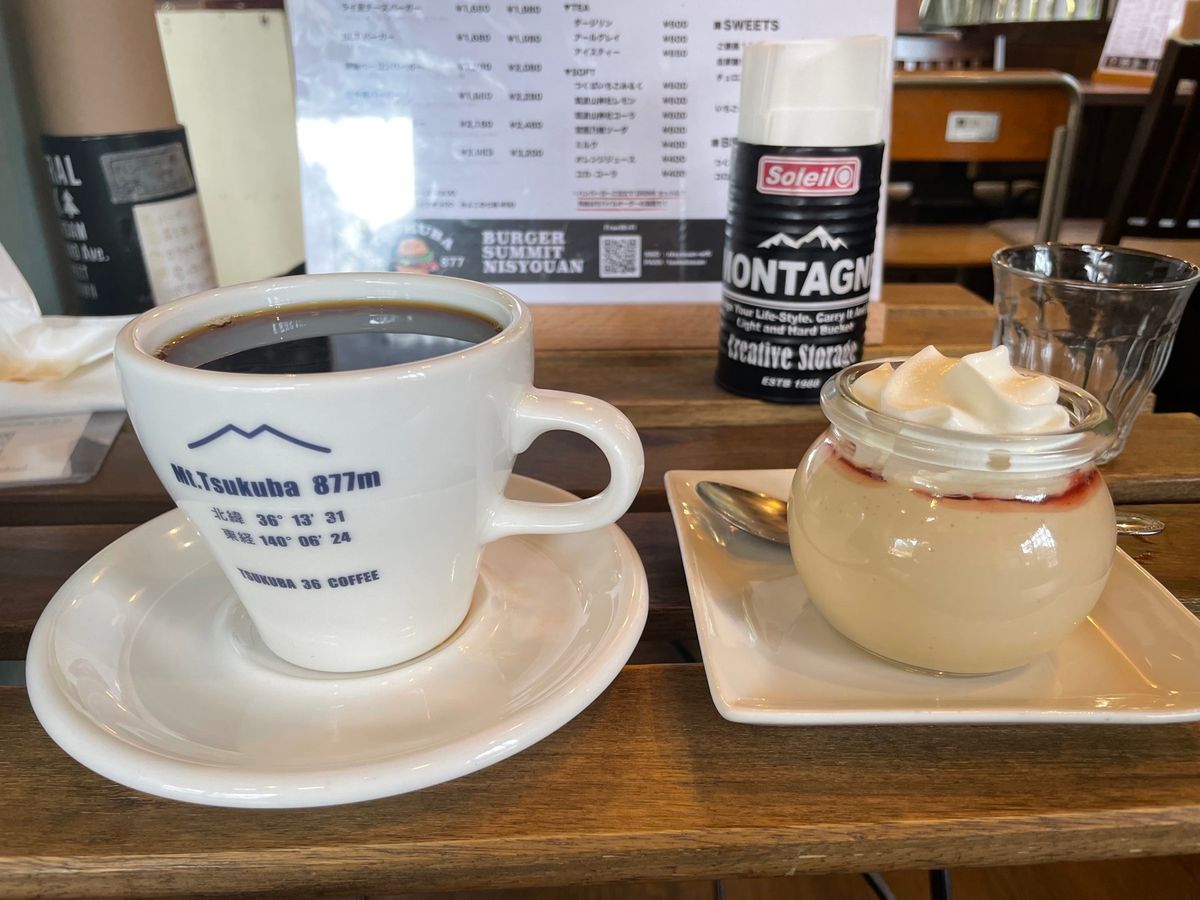 バス待ちの間に近くのカフェでコーヒーとプリン。