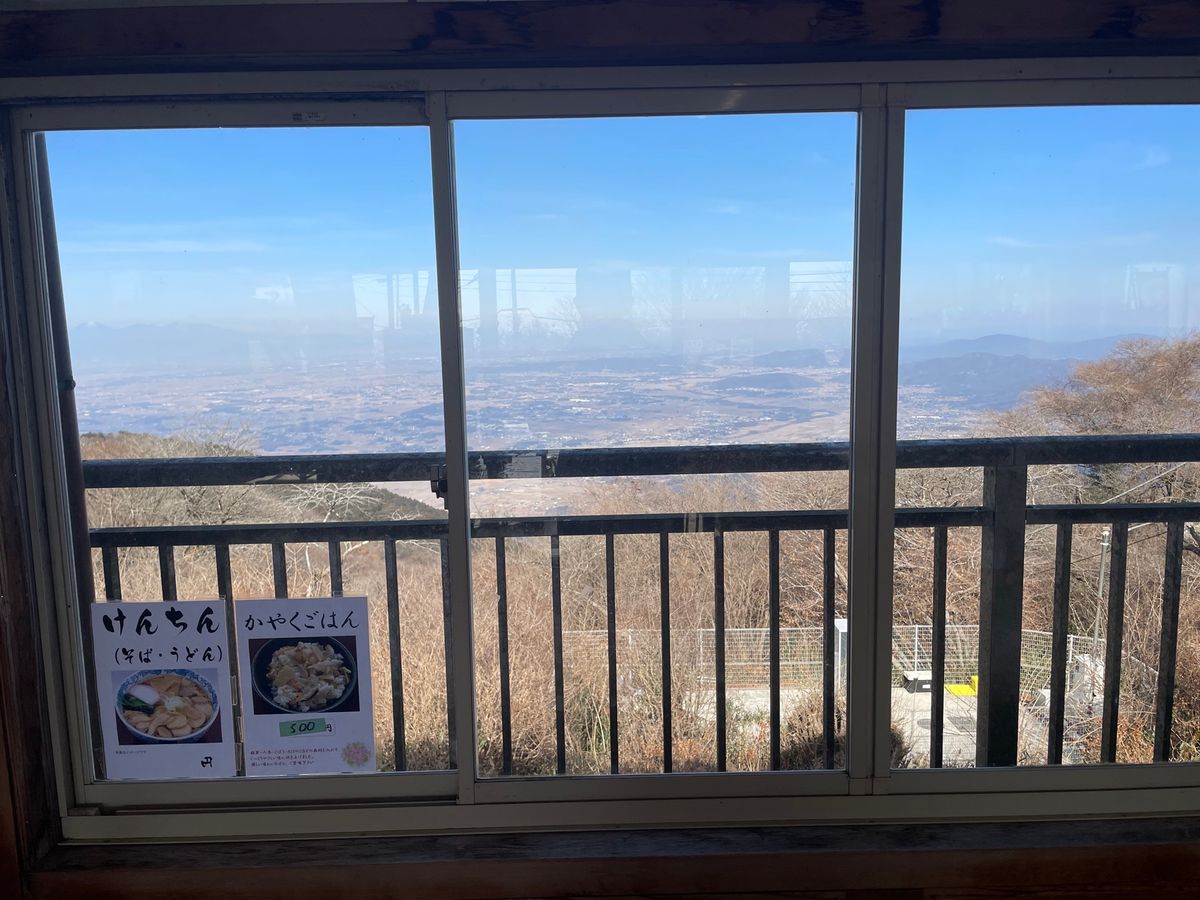 お昼は頂上の休憩所でけんちんそば。お店から見える眺めも素晴らしい。