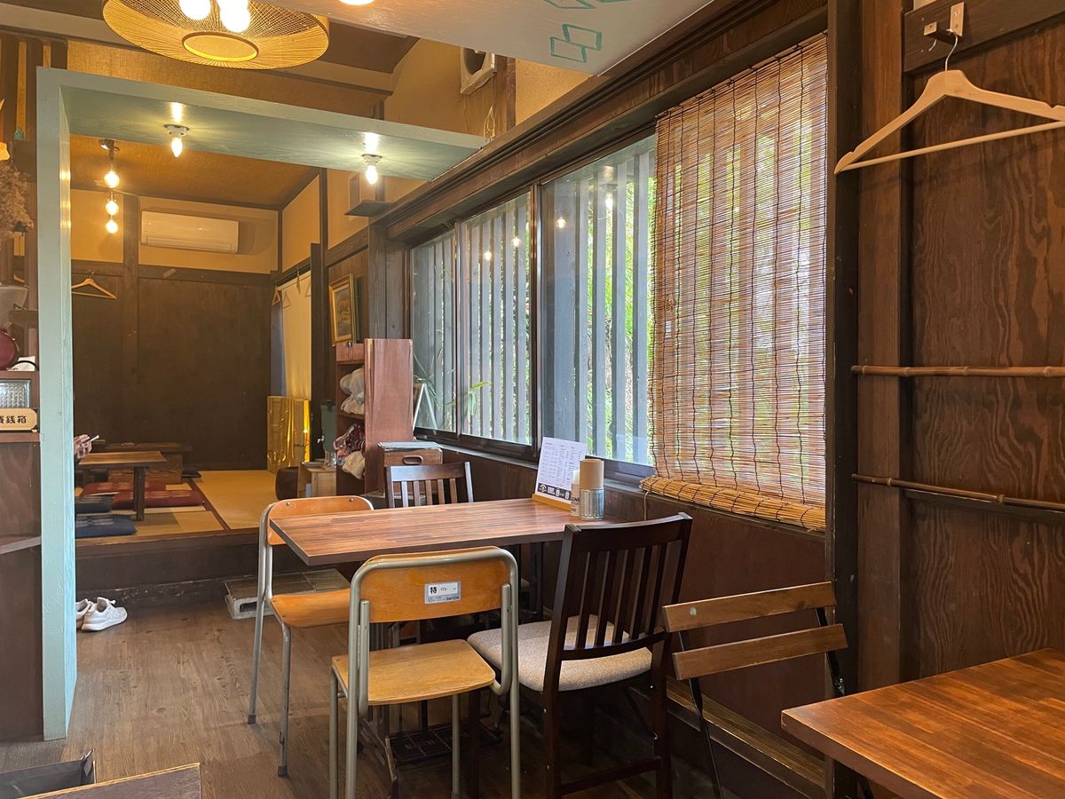 バス待ちの間に近くのカフェでコーヒーとプリン。