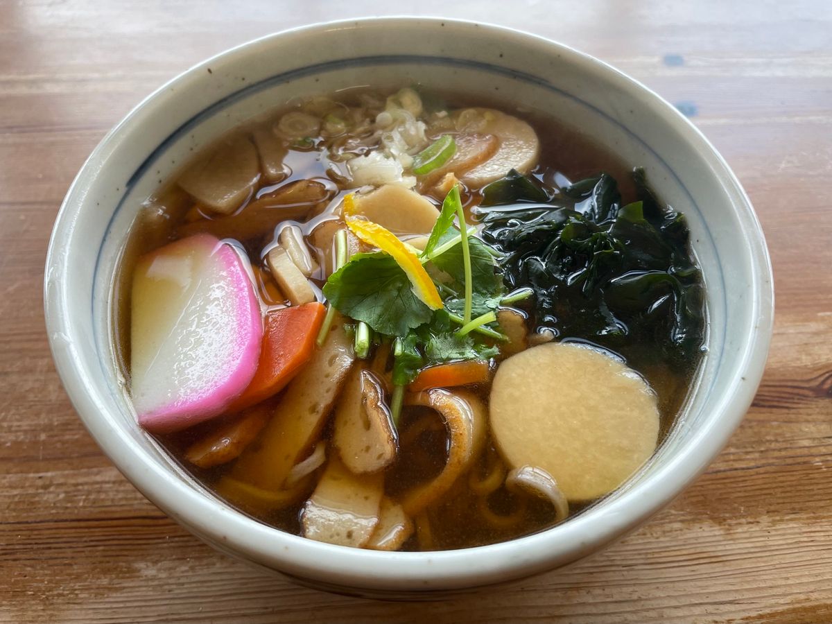 お昼は頂上の休憩所でけんちんそば。お店から見える眺めも素晴らしい。