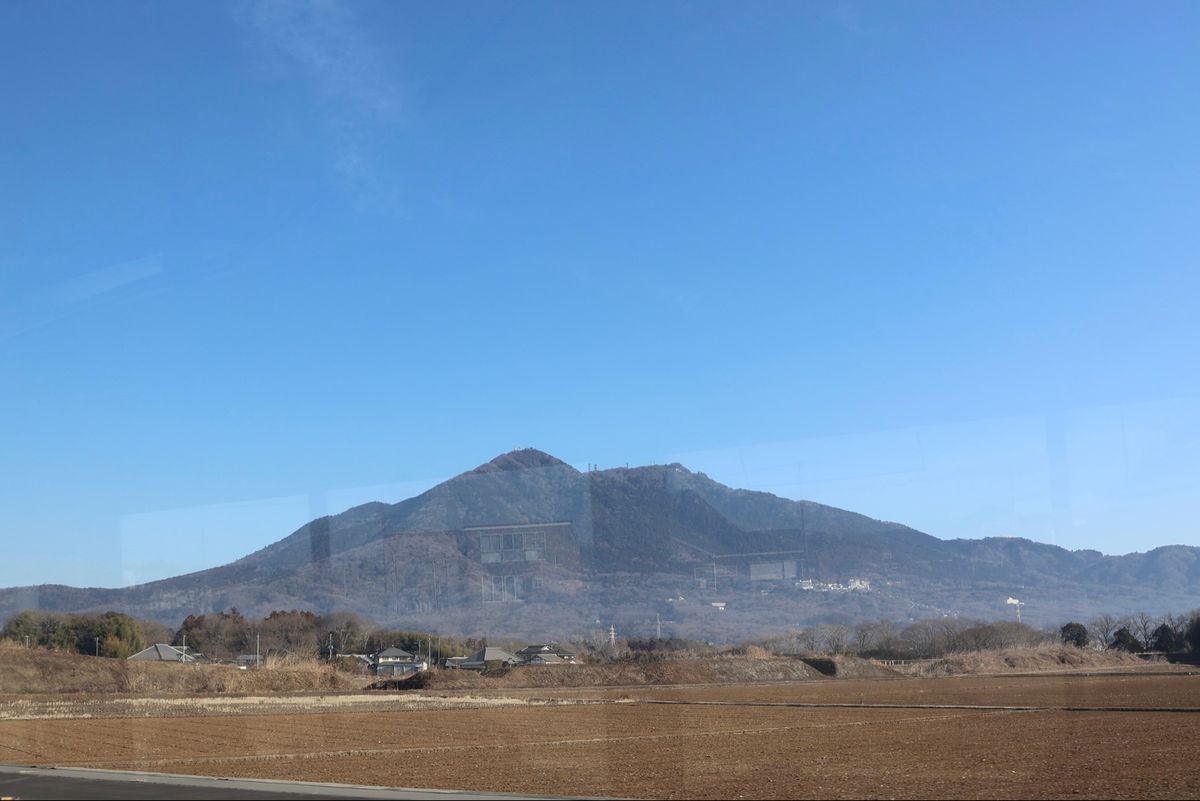 筑波山へと向かうバスの窓から見た筑波山。今日はとても良い天気。
