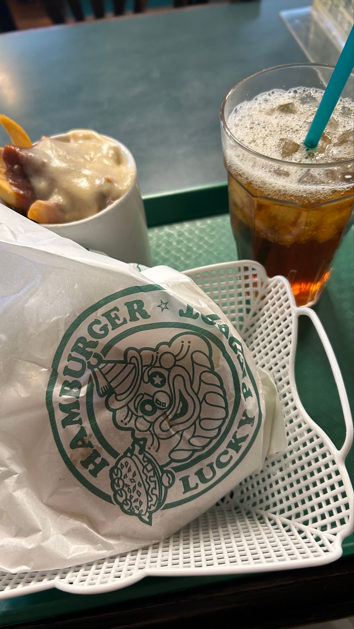 まずは、ラッキーピエロ🤡
1番人気のチャイニーズチキンバーガーセットを。
...