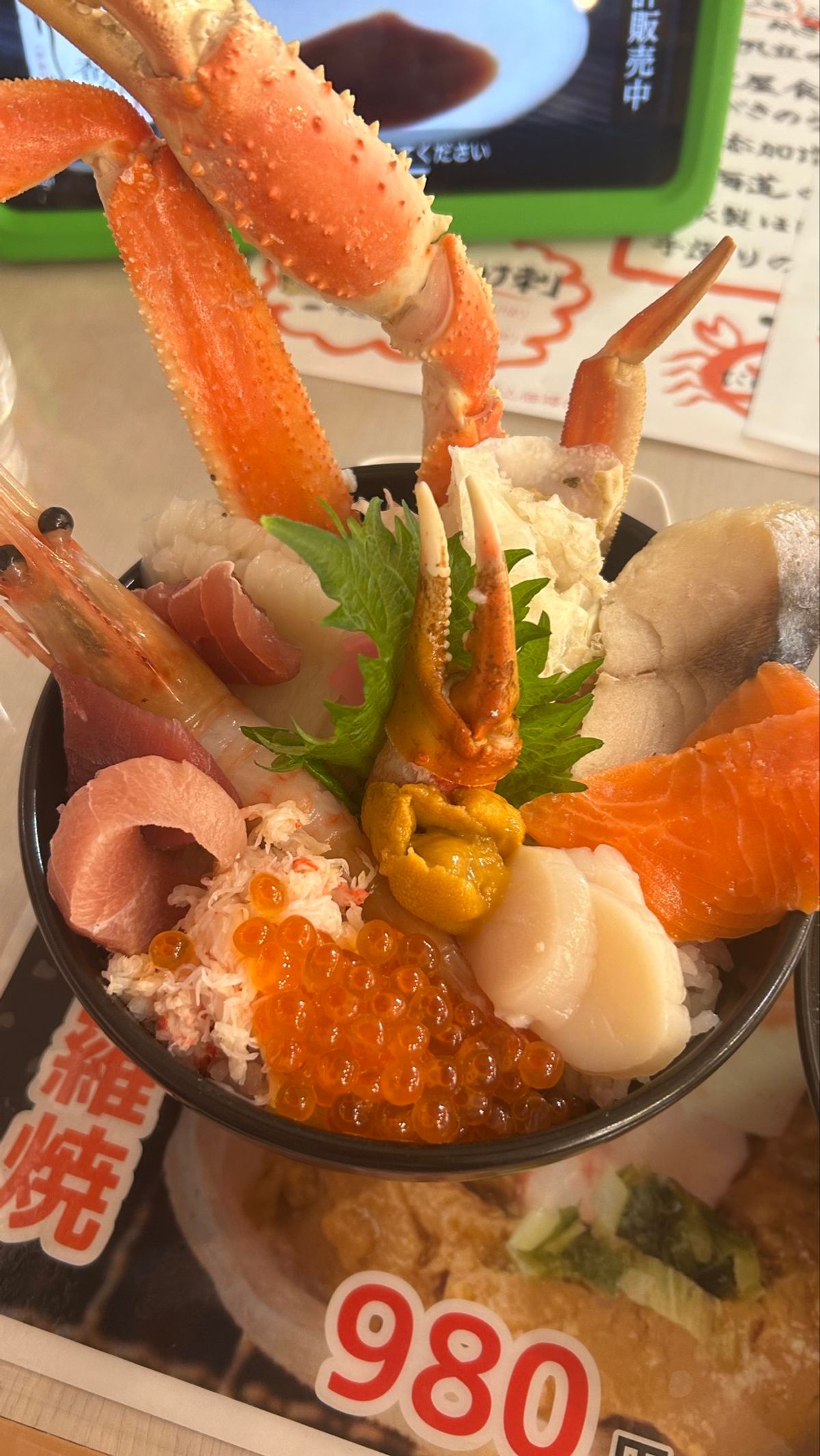 函館2日目朝は、朝市へ🦪
朝からでっかい海鮮丼🦐
夜は根室花まるでまたまた...