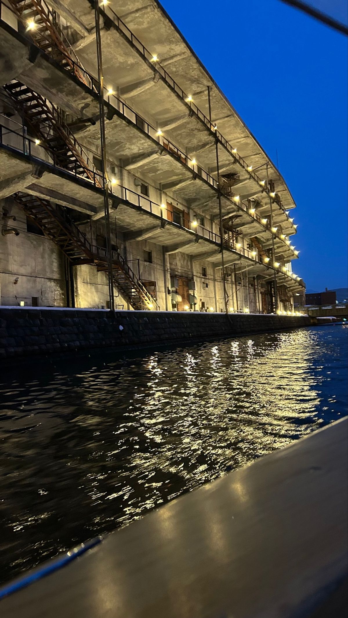 小樽運河クルーズ🚢
完全に夜になる前から、夜になる光景を船の上で。
思い出だな〜