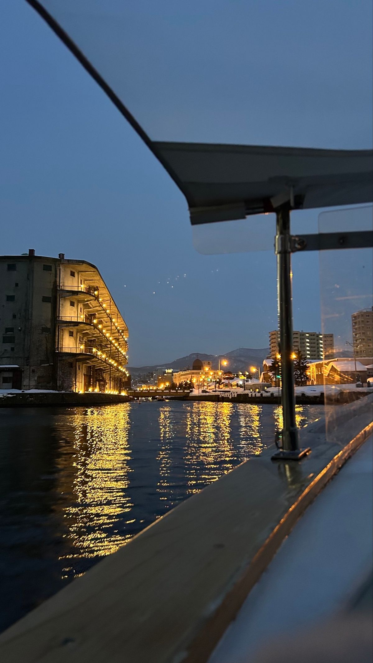 小樽運河クルーズ🚢
完全に夜になる前から、夜になる光景を船の上で。
思い出だな〜