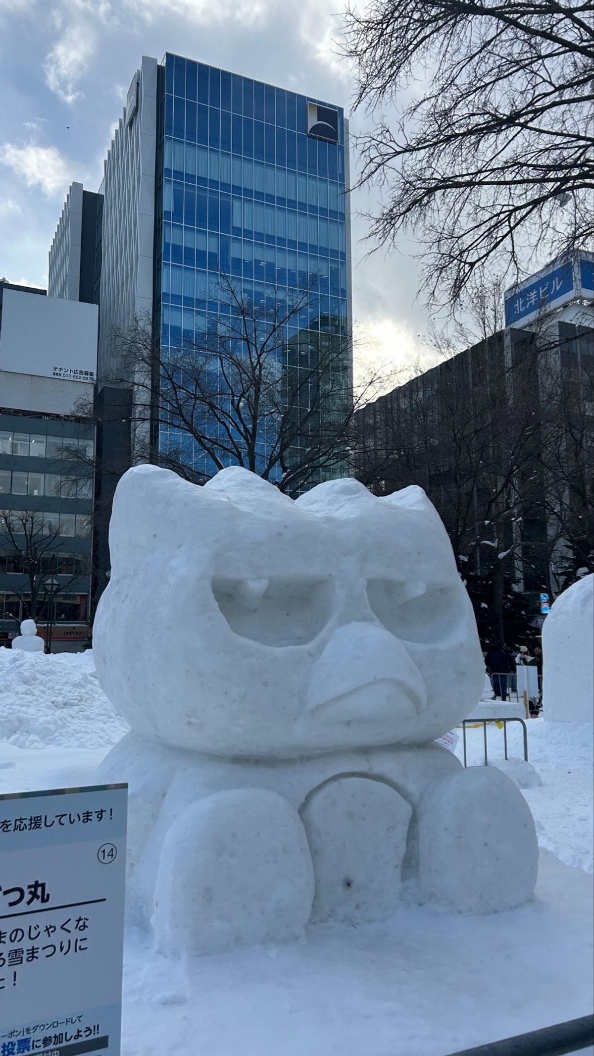 大通会場へ🌟
ここは人が多すぎた〜！！
テレビ塔と入口近くの知ってるキャラ...