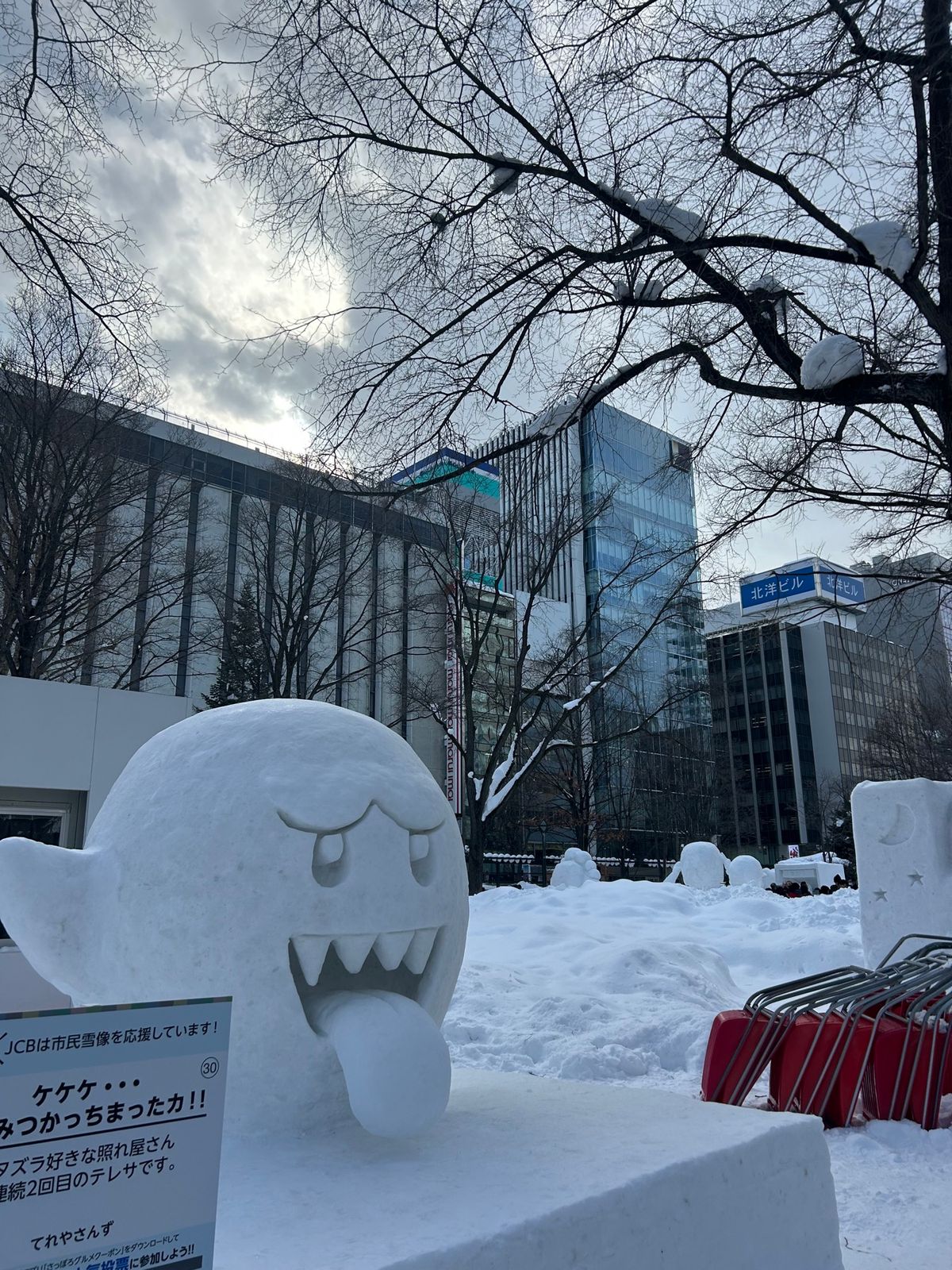 大通会場へ🌟
ここは人が多すぎた〜！！
テレビ塔と入口近くの知ってるキャラ...