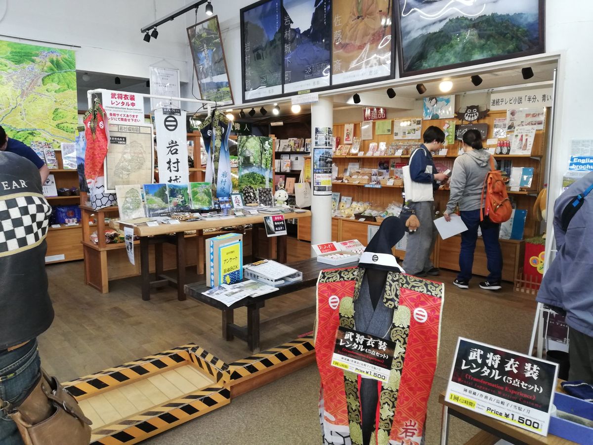 恵那市から浜松市に戻る道中にある岩村地区。
こちらは日本の山城として有名な...