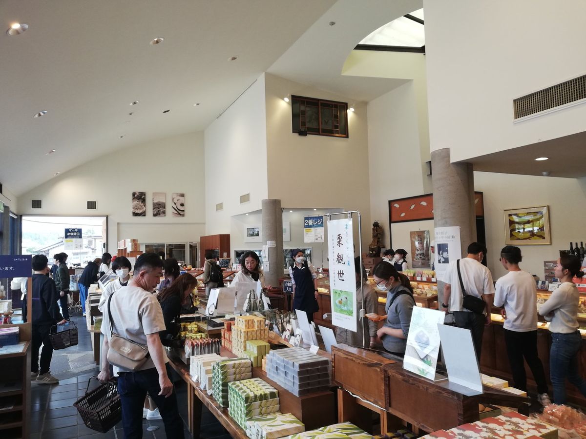 こちら恵那市にある栗スイーツで有名な川上屋さん。
併設のカフェで色々食べた...