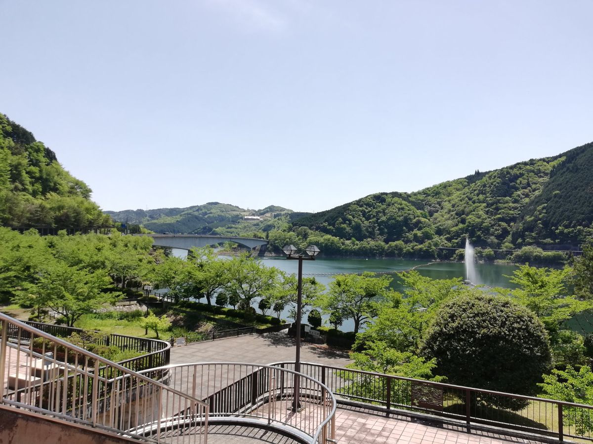 岩村地区の近くにあった阿木川ダムにも寄り道。
ここもよい眺めでグッドな場所...