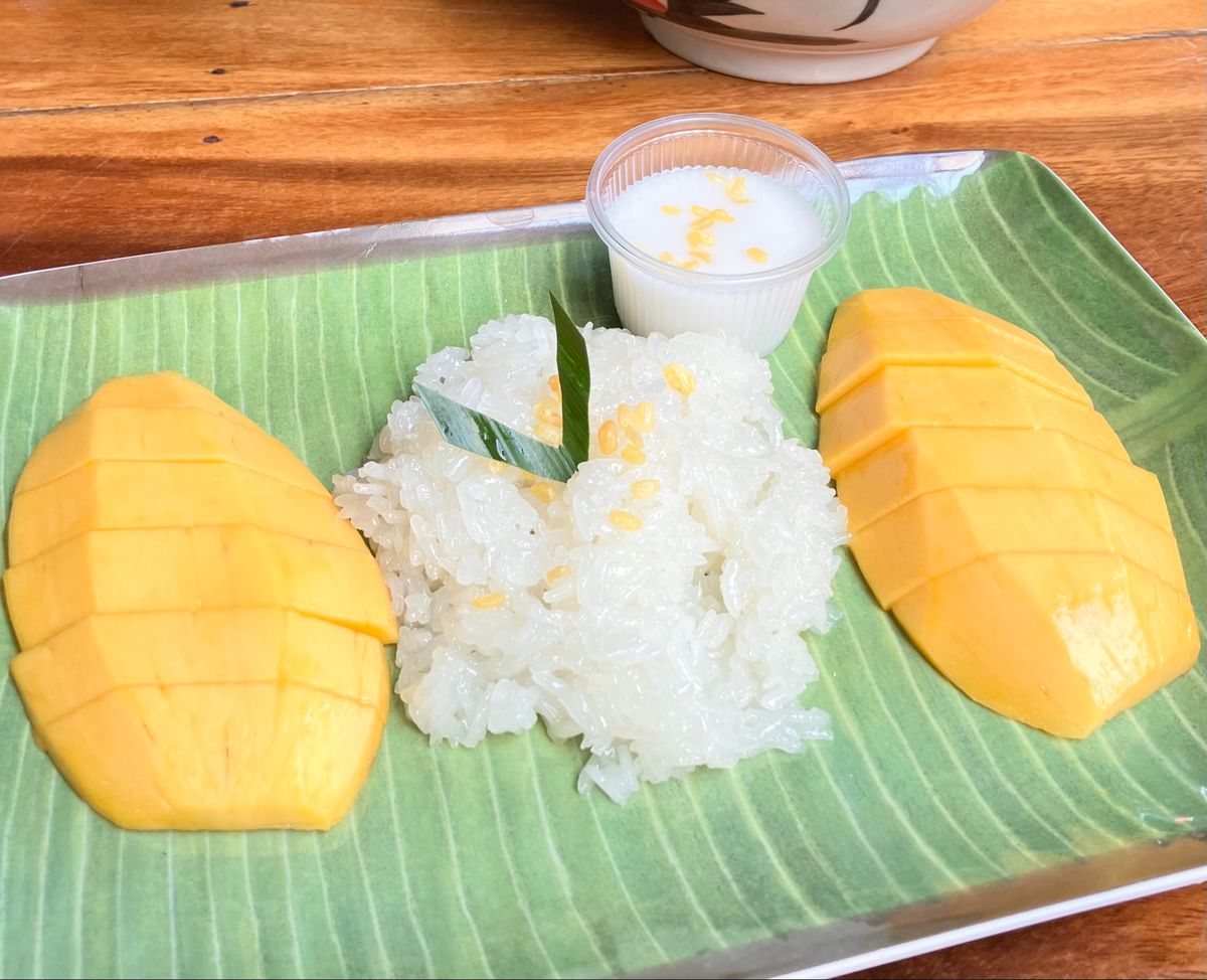ガパオライス美味しかった〜。
マンゴーとお米のデザートはご飯に甘味がついて...