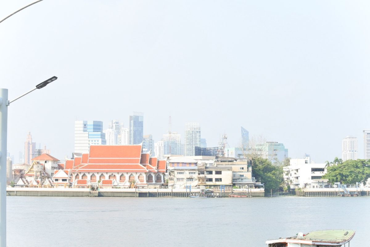 バーンナムプン水上マーケットへはクロントゥーイ港から船で！
対岸に着くと貸...