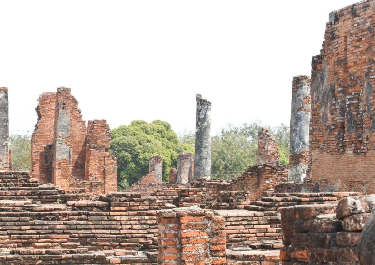 アユタヤの遺跡

アユタヤまでは電車で移動。
エアコンが無いのと1時間くら...