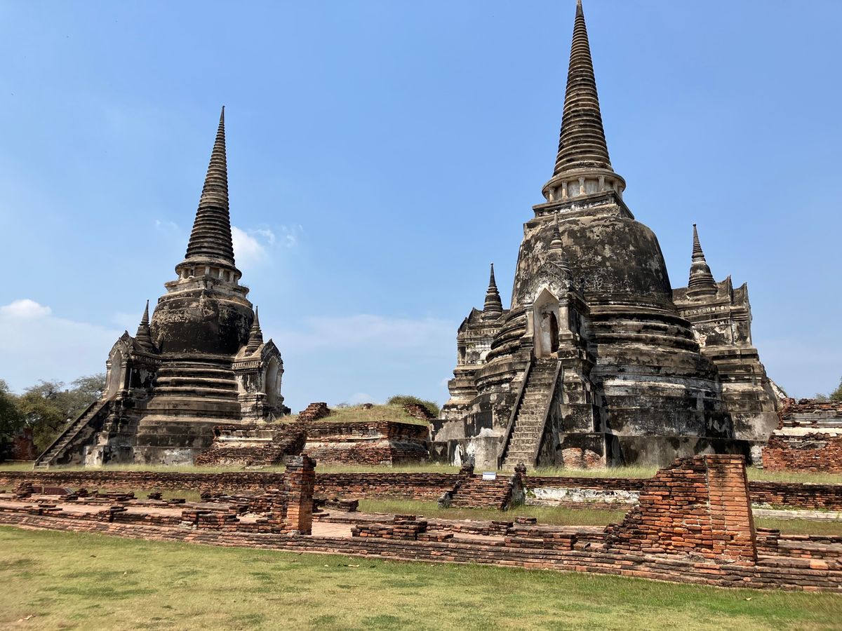 アユタヤの遺跡

アユタヤまでは電車で移動。
エアコンが無いのと1時間くら...