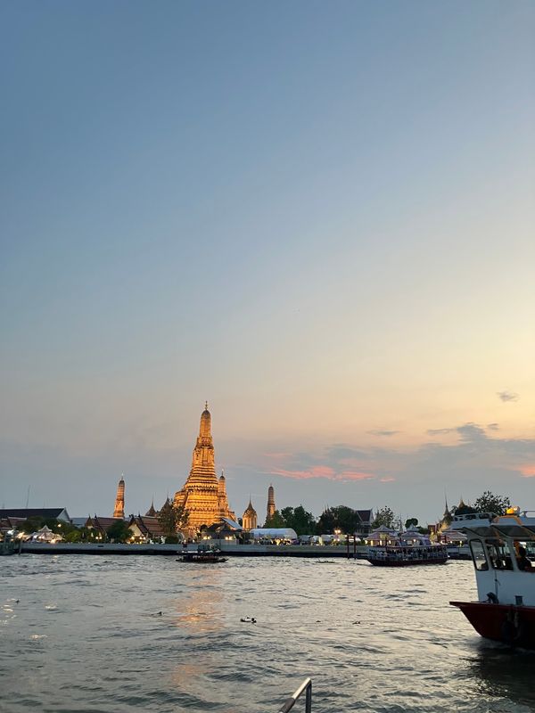 タイ・バンコク「バンコク」の写真：ワット・アルン
夕陽に映える時間が美しい...