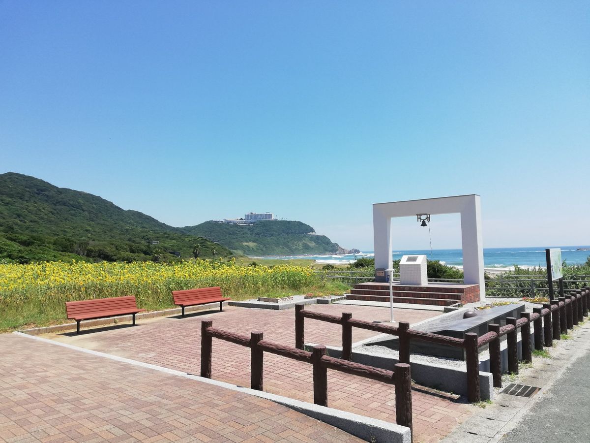 初夏の伊良湖岬は本当に美しい眺め。
そしてここに来たら、大あさり定食は外せ...