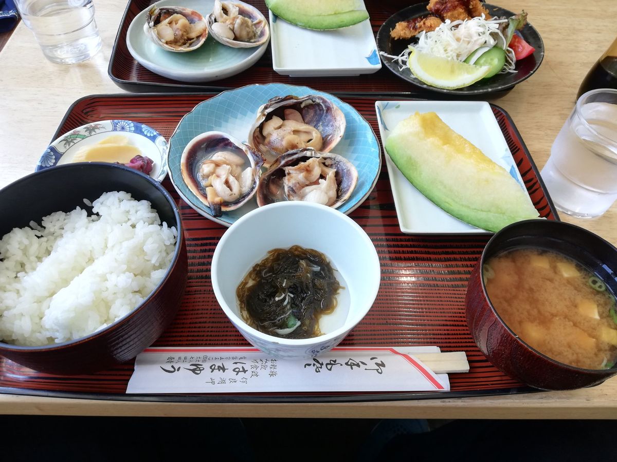 初夏の伊良湖岬は本当に美しい眺め。
そしてここに来たら、大あさり定食は外せ...