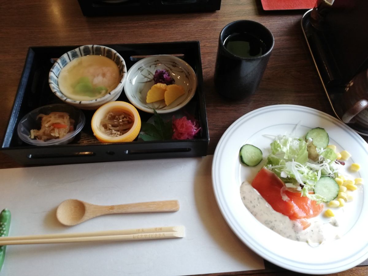 こちらは朝ごはん。すっげぇ豪華。
朝からサーモンのカルパッチョ的なものを食...