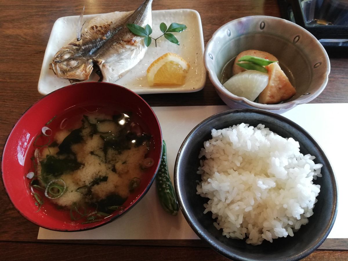 こちらは朝ごはん。すっげぇ豪華。
朝からサーモンのカルパッチョ的なものを食...
