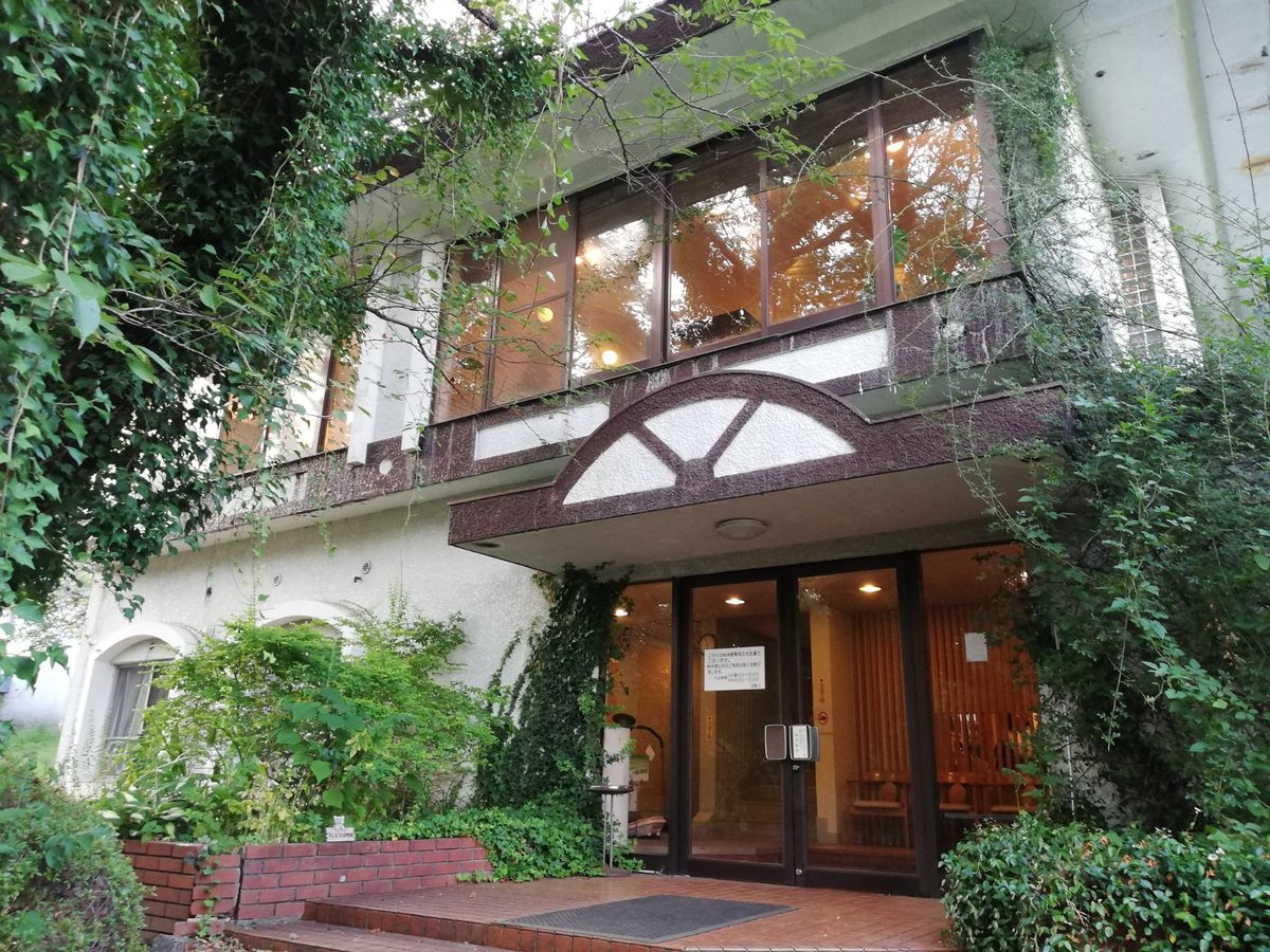 お宿は「伊豆一碧湖レイクサイドテラス」。
すっげー広い敷地なうえ、部屋もと...