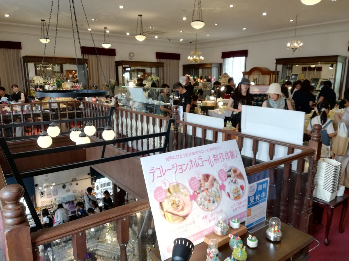 こちらは長浜にある有名な商店街「黒壁スクエア」。情緒ある町並みでお買い物が...