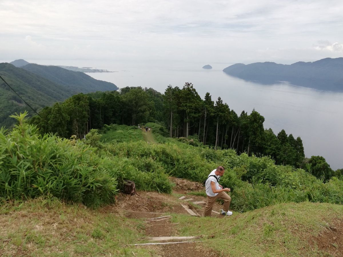 山頂からは琵琶湖の北端が見えてよい眺めでした。
しかし琵琶湖めちゃくちゃ広...