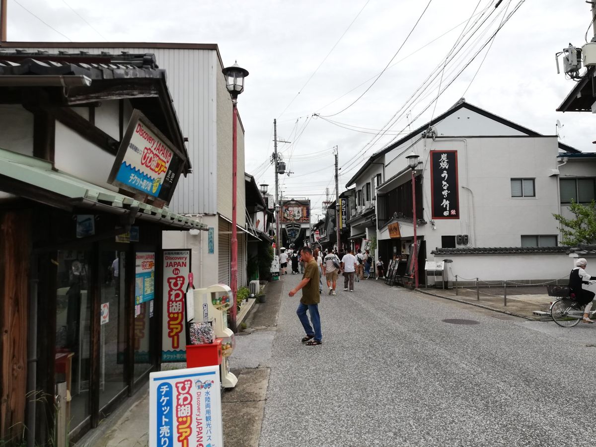 こちらは長浜にある有名な商店街「黒壁スクエア」。情緒ある町並みでお買い物が...