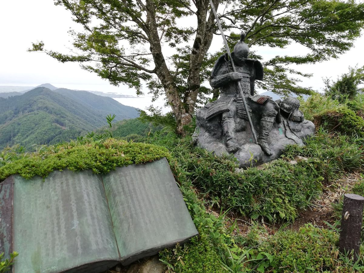 山頂からは琵琶湖の北端が見えてよい眺めでした。
しかし琵琶湖めちゃくちゃ広...
