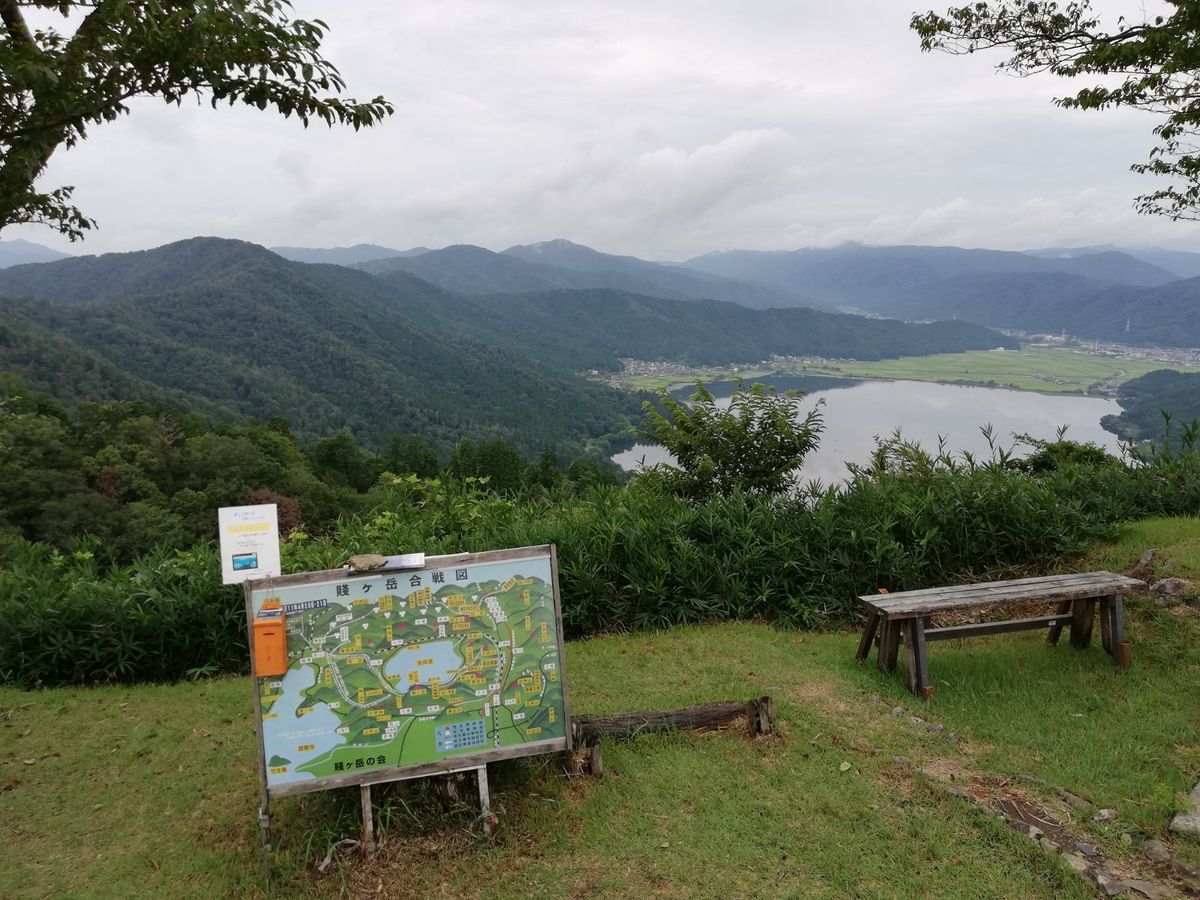 山頂からは琵琶湖の北端が見えてよい眺めでした。
しかし琵琶湖めちゃくちゃ広...