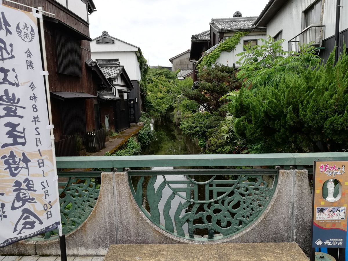 こちらは長浜にある有名な商店街「黒壁スクエア」。情緒ある町並みでお買い物が...
