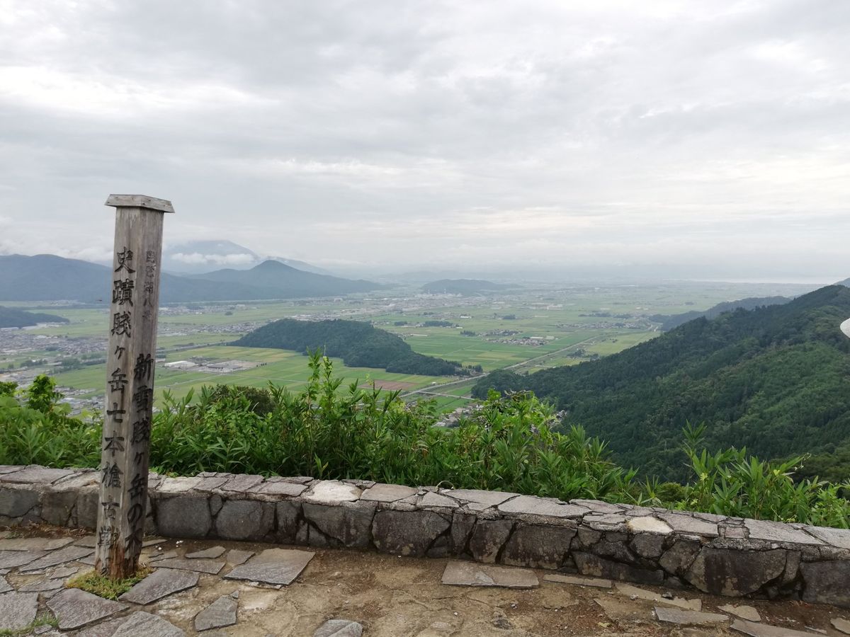山頂からは琵琶湖の北端が見えてよい眺めでした。
しかし琵琶湖めちゃくちゃ広...