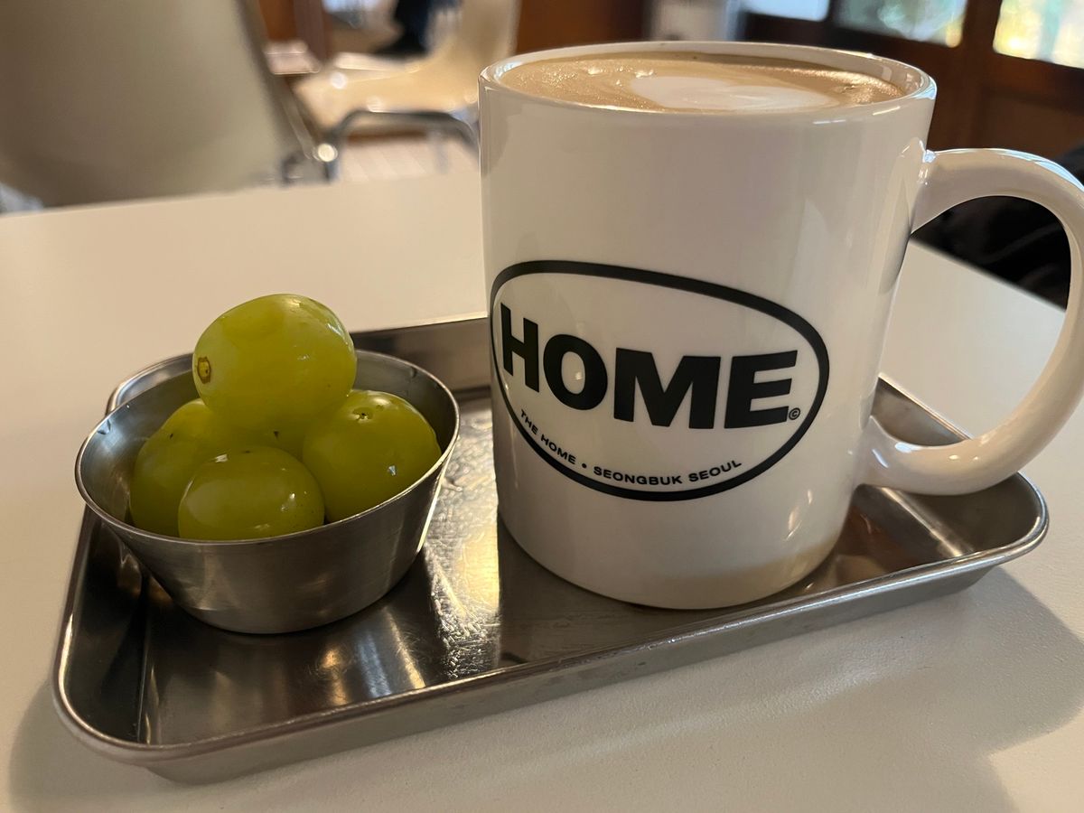 ゴマあんのたい焼きとピンクグレープフルーツエイド
カフェラテを頼んだら、シ...