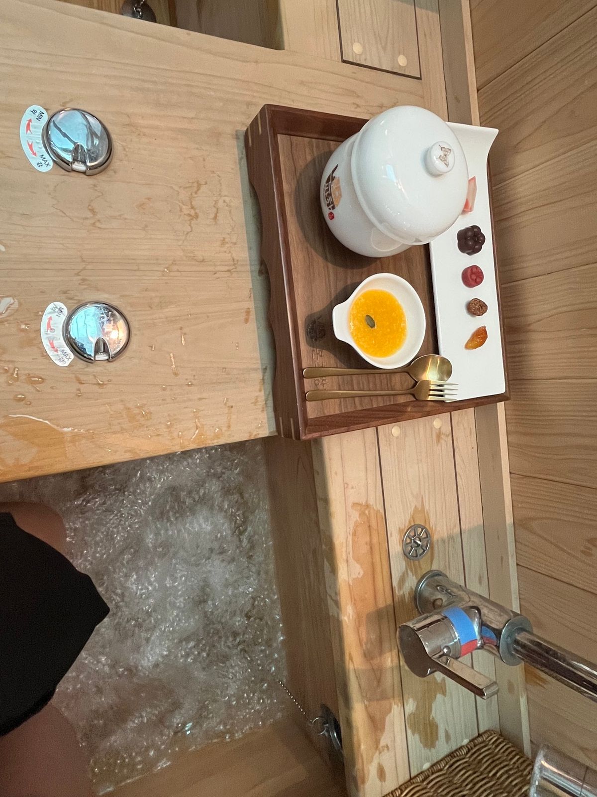 韓国は、もうすぐ旧正月なので、トックを注文
足湯カフェのお店に行きました。...