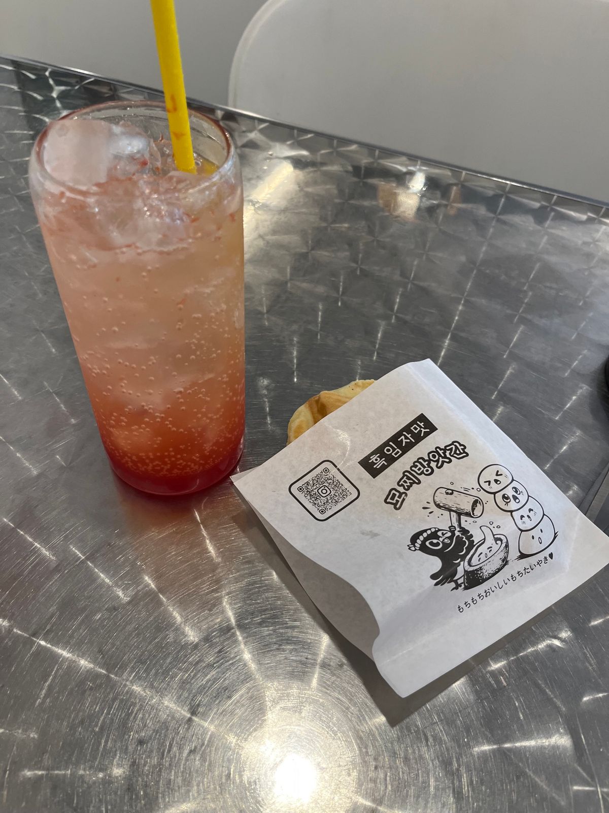 ゴマあんのたい焼きとピンクグレープフルーツエイド
カフェラテを頼んだら、シ...