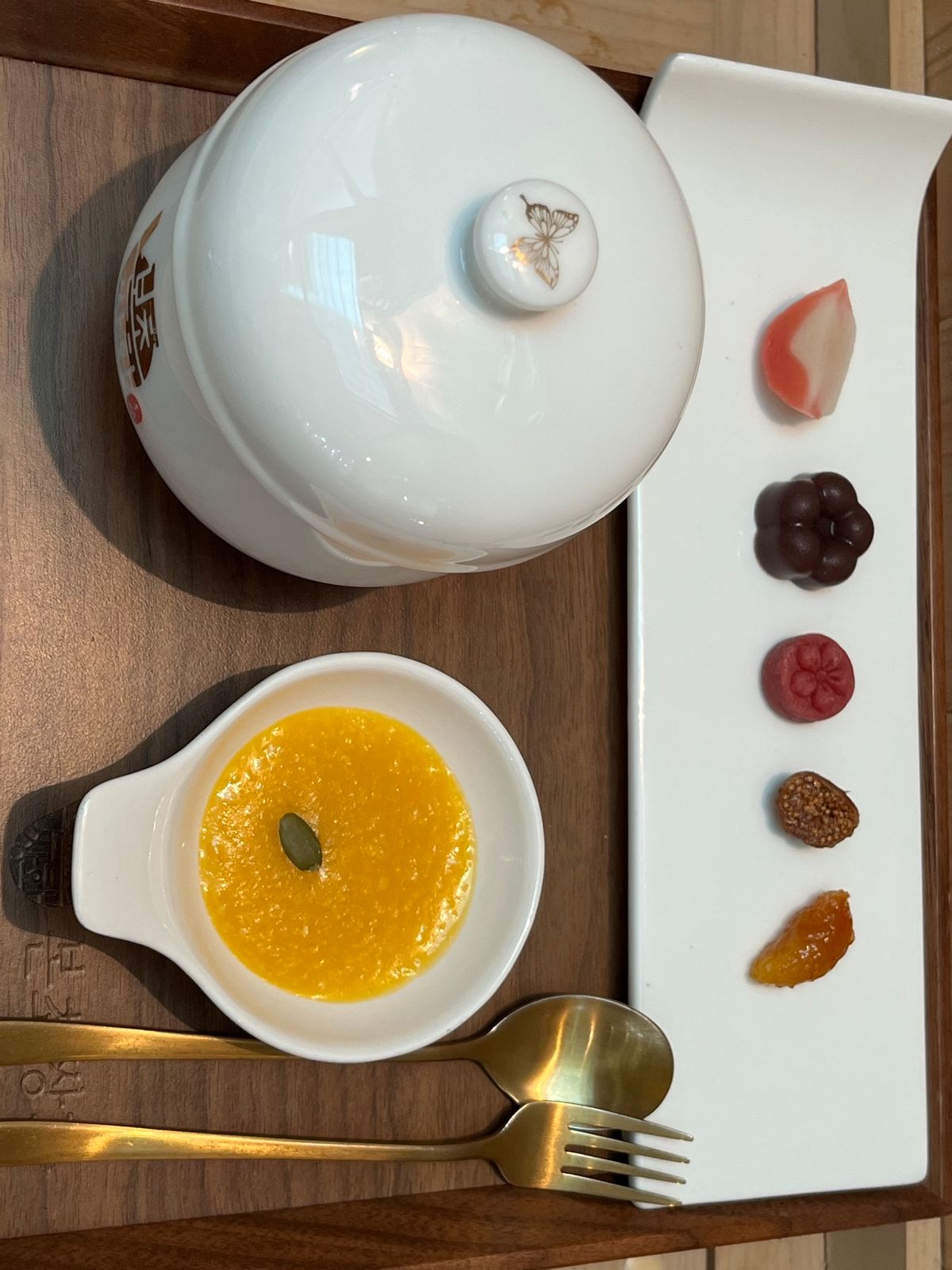 韓国は、もうすぐ旧正月なので、トックを注文
足湯カフェのお店に行きました。...