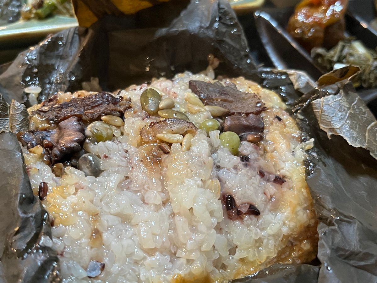 영잎밥(ヨンニッパプ)とおかず
おこわと似てます。
サインがたくさん飾って...