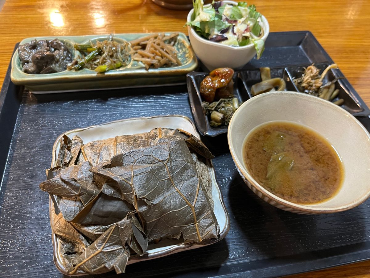 영잎밥(ヨンニッパプ)とおかず
おこわと似てます。
サインがたくさん飾って...