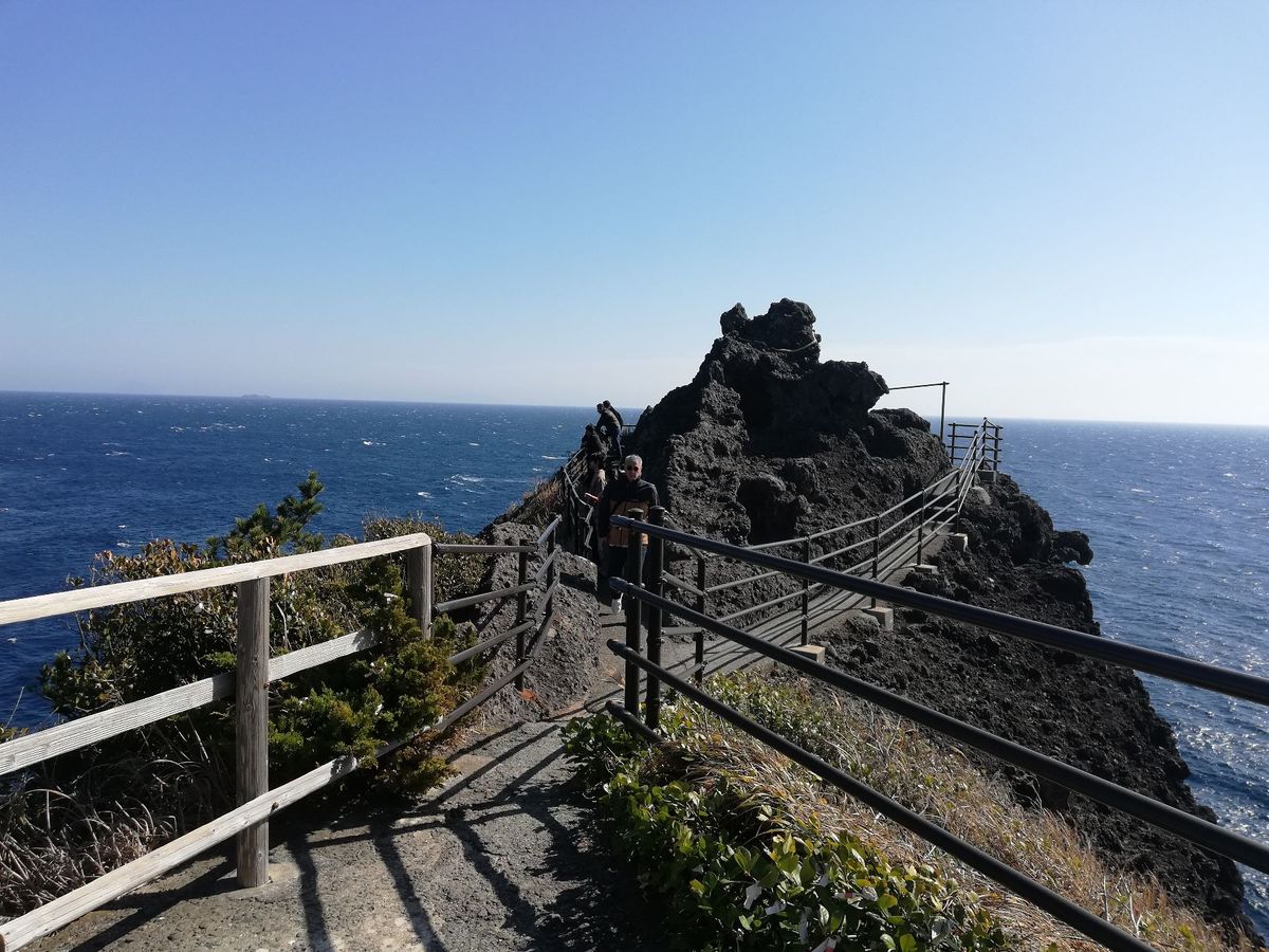 石廊崎のさらに先端には、なんと神社があります！⛩️
ウソだろ！？ホント！！...