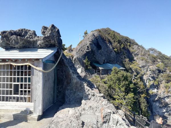 日本・伊豆「20260214,15伊豆河津桜花見旅行🌸」の写真：社殿はすごいところにあります。
太平洋側...