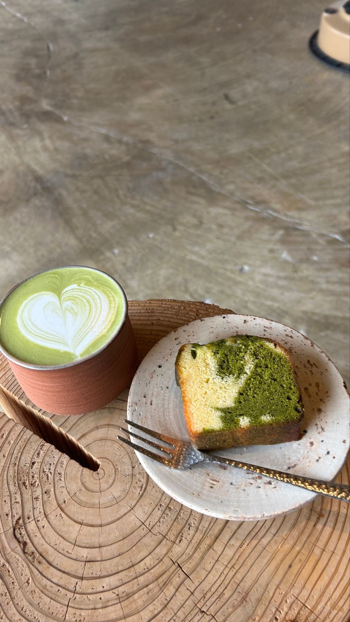 そのあとは、川沿いのカフェへ☕✧
1時間貸切で読書したの📖