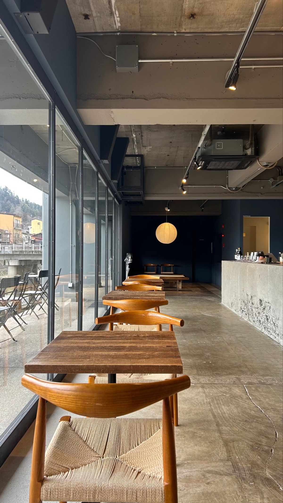 そのあとは、川沿いのカフェへ☕✧
1時間貸切で読書したの📖